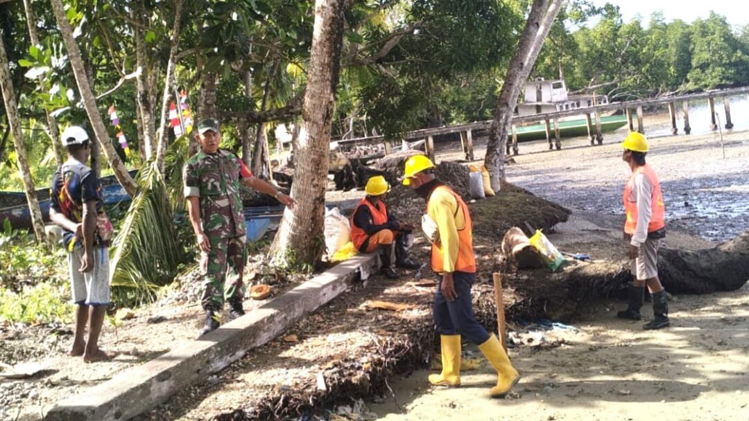 Babinsa Bantu Pengukuran Lokasi Pembangunan Kampung Nelayan