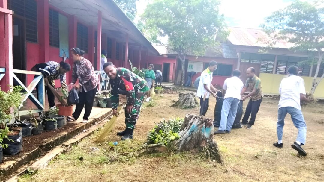 Aksi Babinsa Ciptakan Sekolah Bersih dan Nyaman