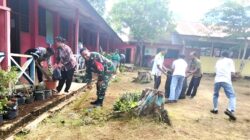 Aksi Babinsa Ciptakan Sekolah Bersih dan Nyaman