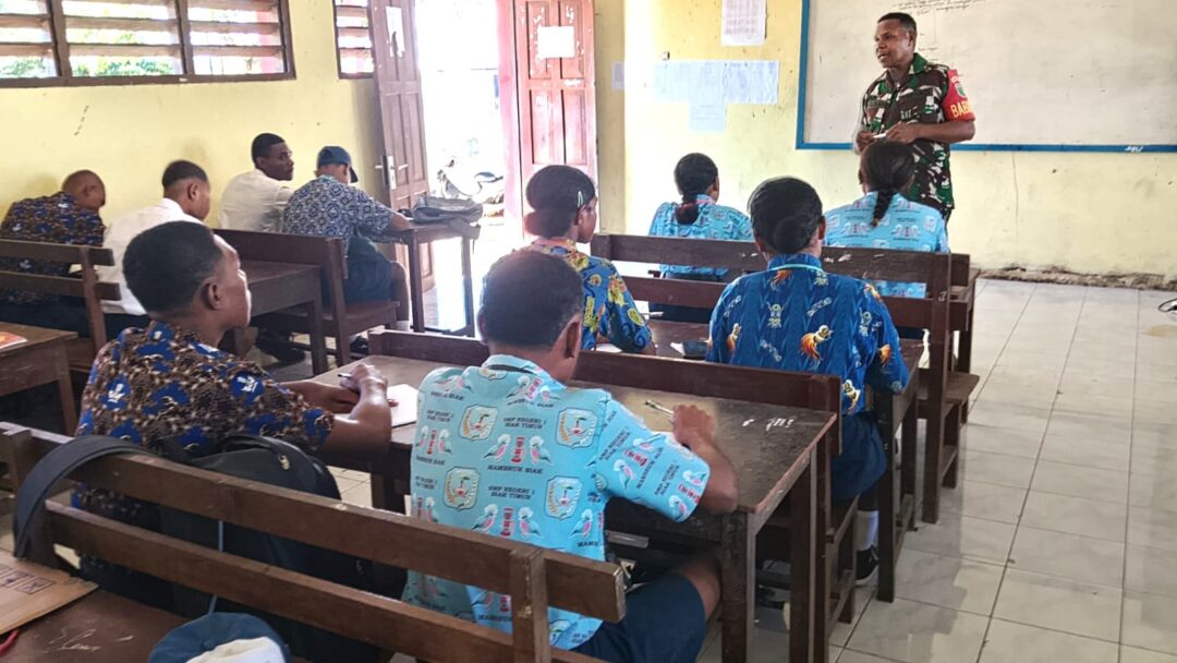 Babinsa Biak Kota Bekali Siswa Baru Wawasan Kebangsaan