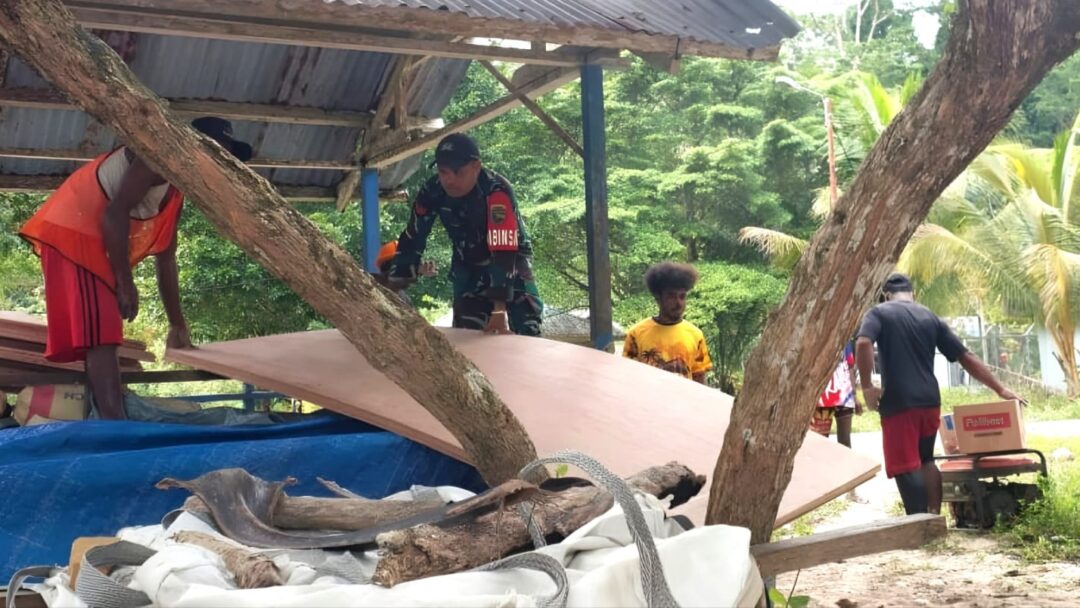 Babinsa Bantu Angkut Material Renovasi SD YPK Porisa Lewat Jalur Laut