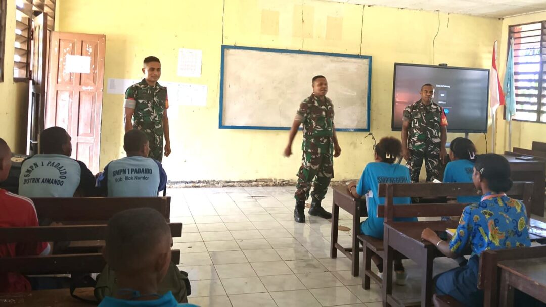Saat MPLS, Babinsa Biak Kota Barikan Materi PBB kepada Siswa SMKN Pertanian Biak