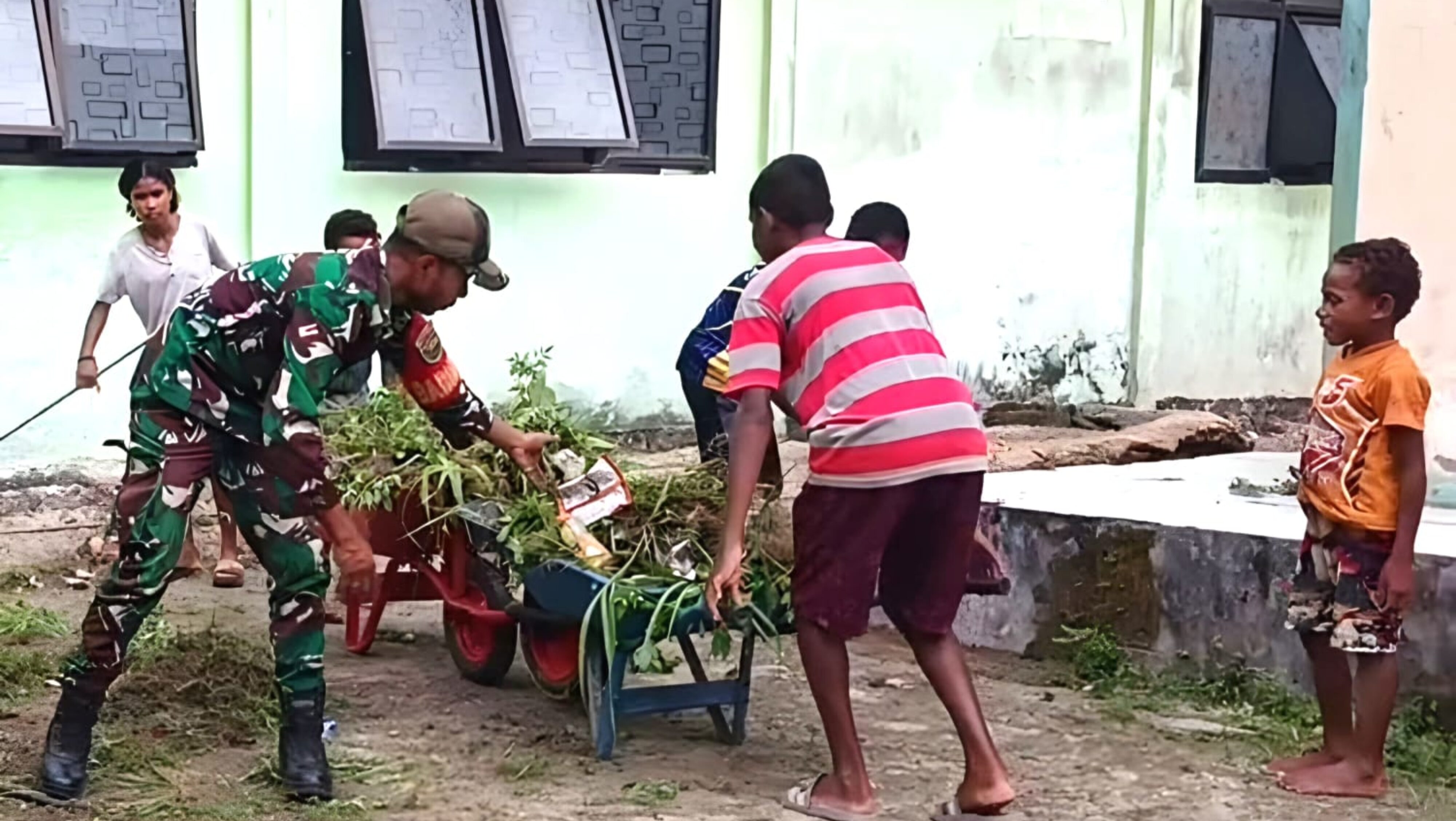 Langkah Kecil Babinsa Jaga Kebersihan Puskesmas