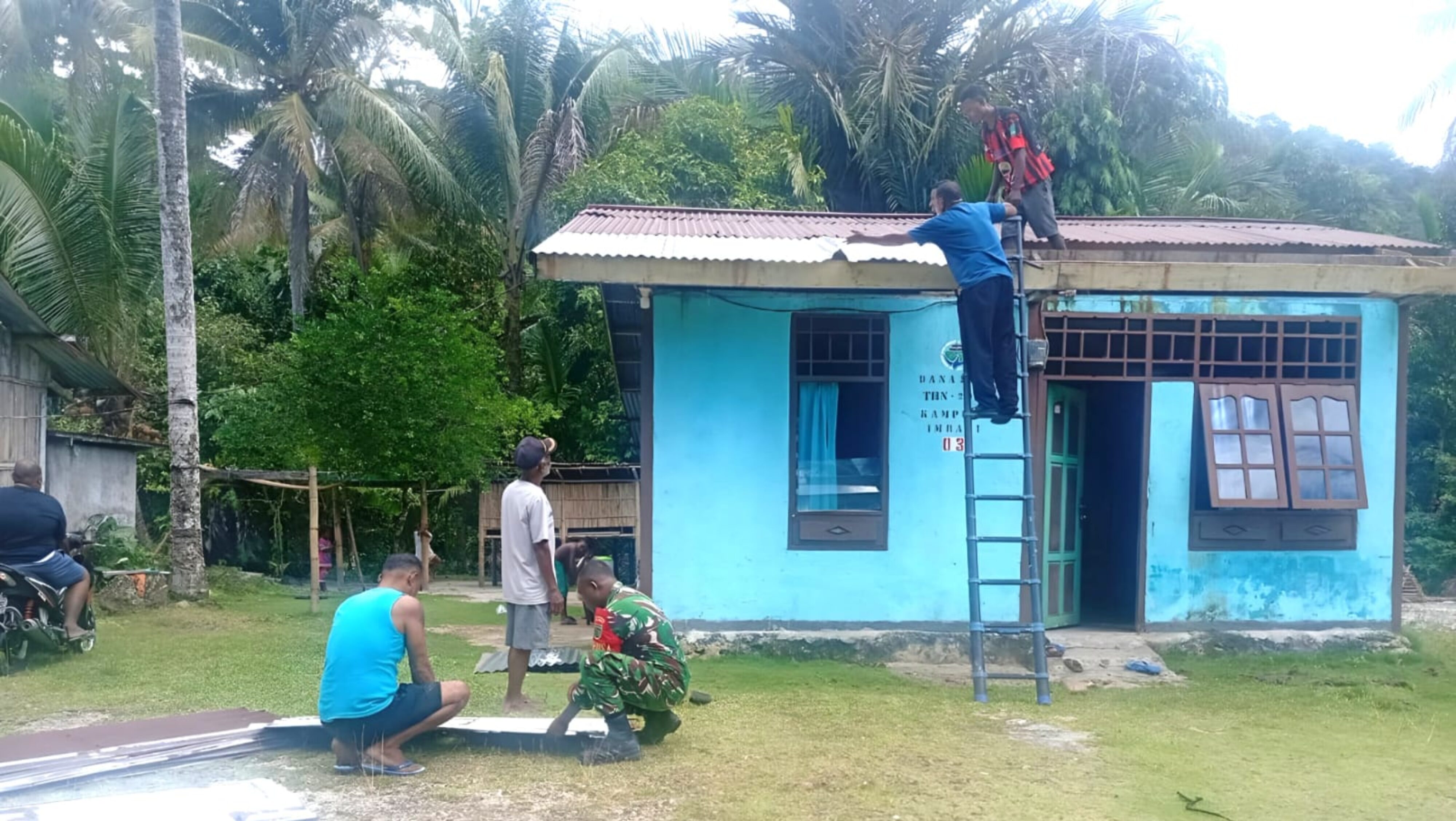 Babinsa Bantu Warga Perbaiki Atap Rumah Bocor di Kampung Imbari
