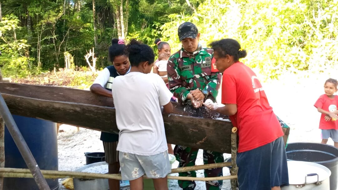 Sentuhan Babinsa dalam Usaha Minyak Kelapa Warga