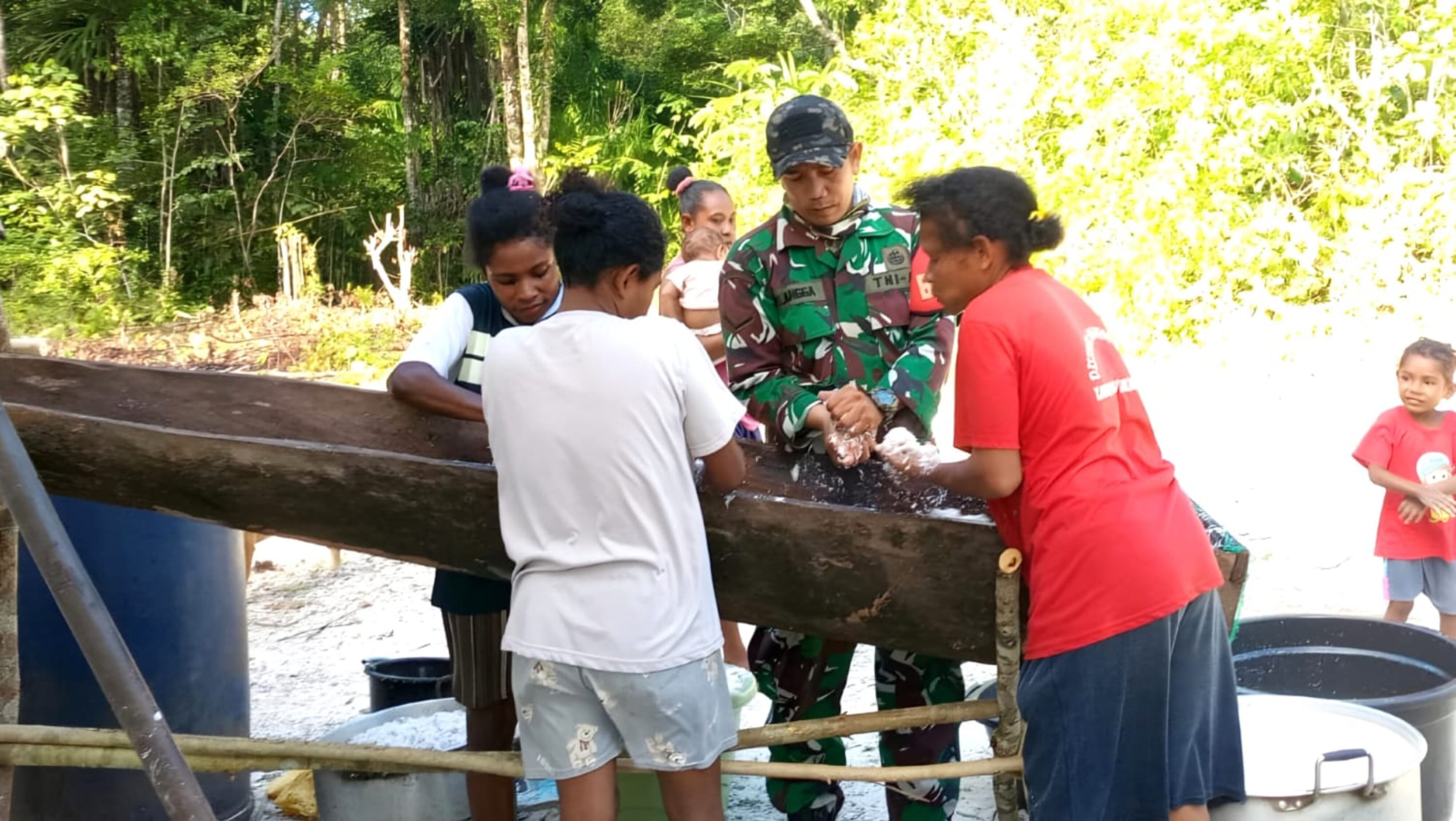 Sentuhan Babinsa dalam Usaha Minyak Kelapa Warga