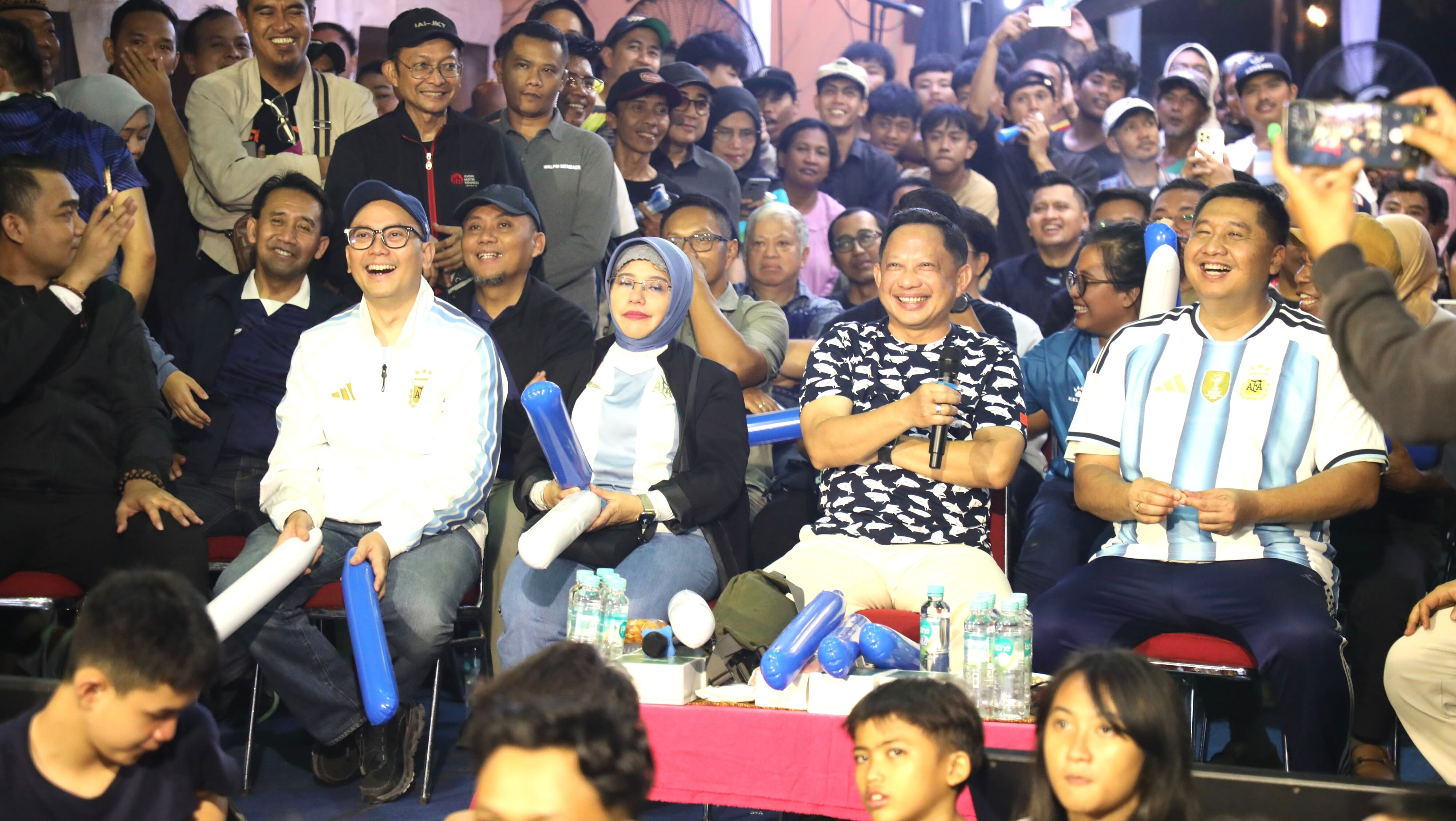 Mendagri Nobar Final Piala Dunia Bersama Warga Menteng Tenggulun