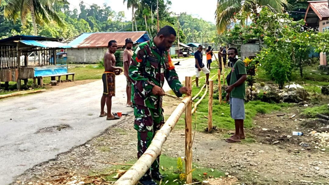Sambut HUT Ke-81 RI, Babinsa dan Warga Gotong-Royong Buat Pagar Jalan