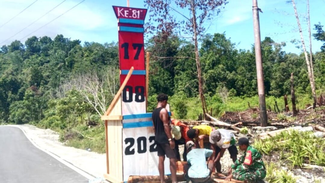 Sambut HUT 81 RI, Babinsa Numfor Bersama Warga Bangun Gapura di Kampung Bawei