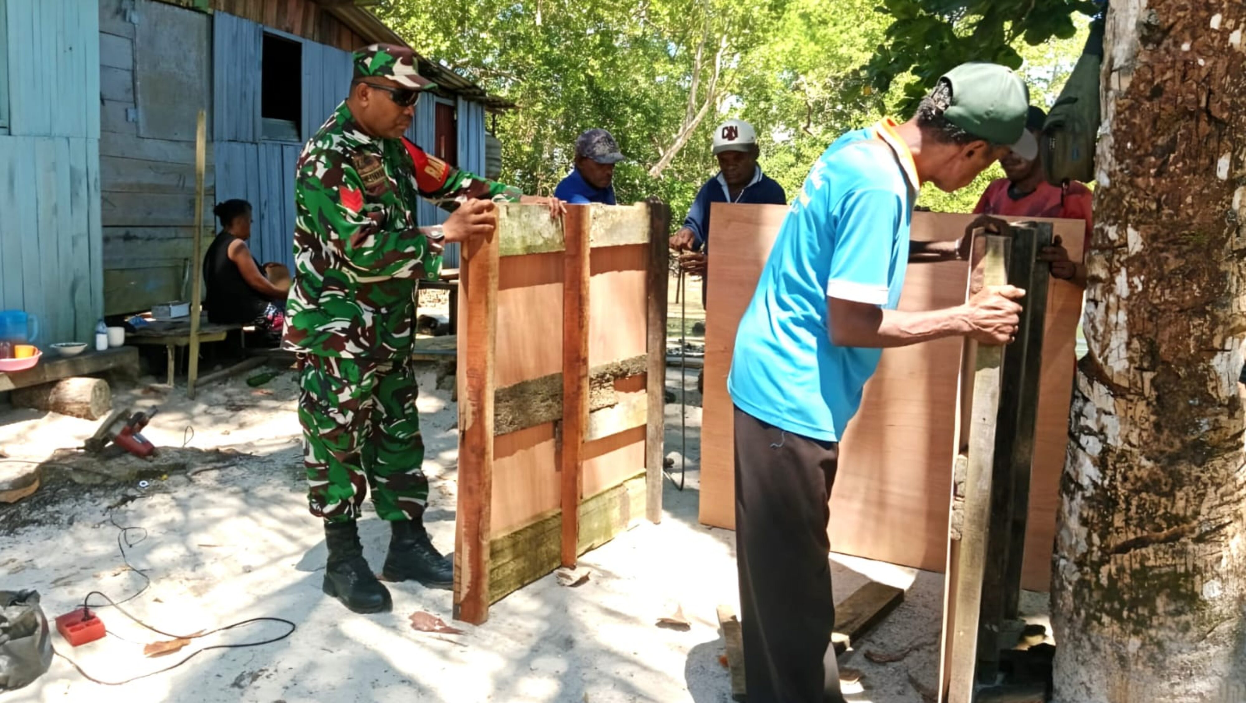 Babinsa Bantu Warga Buat Mal Pemberat Rumpon