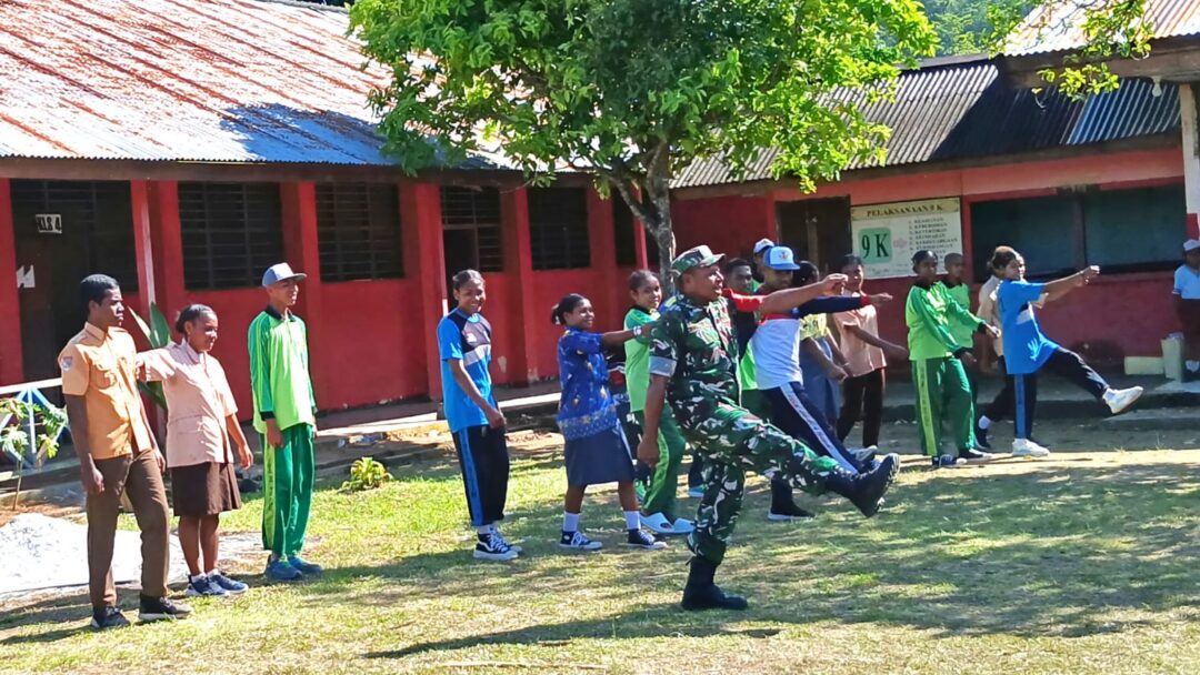 Babinsa Latih PBB dan Pengibaran Bendera kepada Siswa SMKN Pertanian Biak
