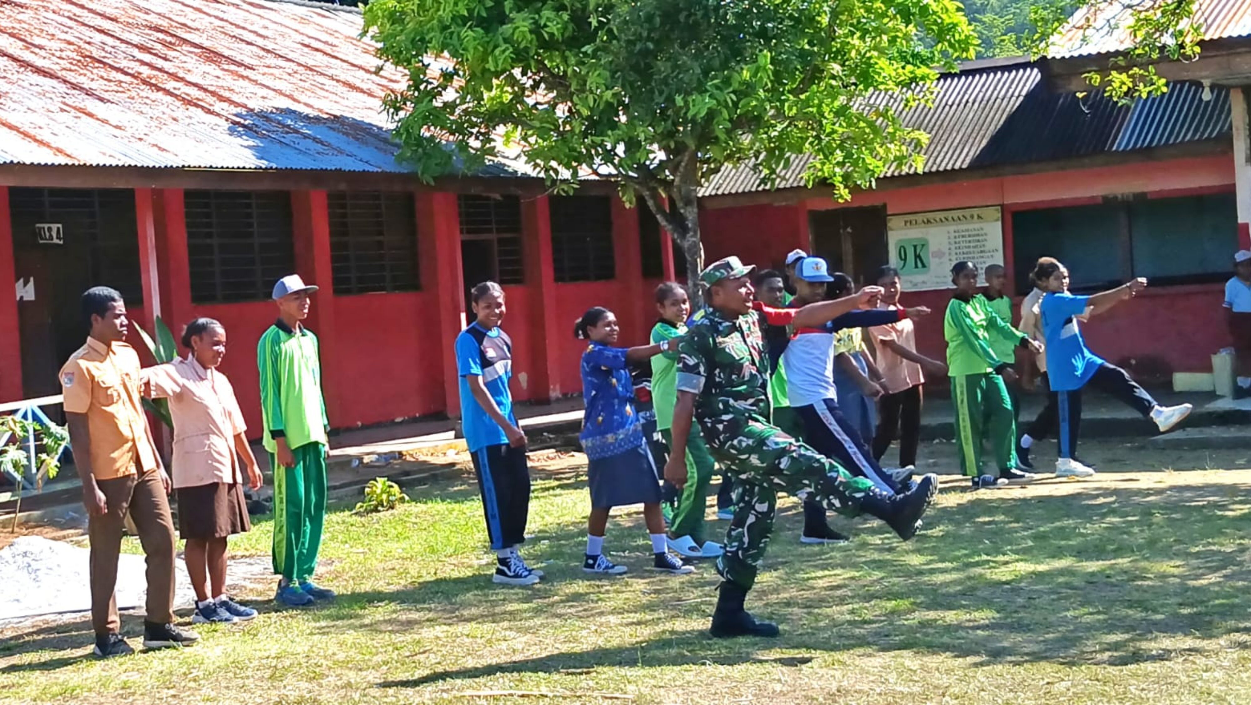 Babinsa Latih PBB dan Pengibaran Bendera kepada Siswa SMKN Pertanian Biak