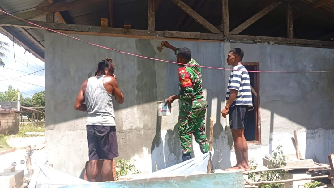 Babinsa Posramil Warsa Bantu Warga Acian Dinding Rumah