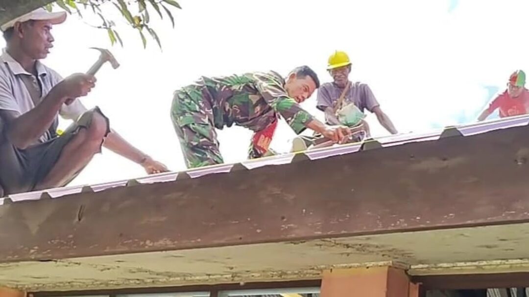 Babinsa Biak Kota Dampingi Rehabilitasi SMK Pertanian di Kampung Mandouw