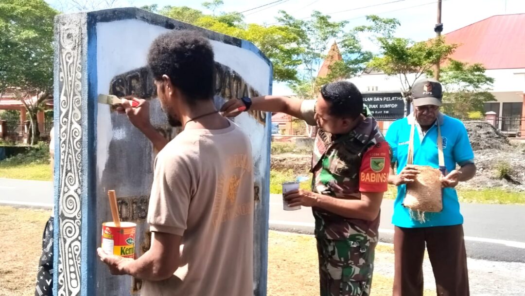 Sambut HUT Ke-81 RI, Babinsa dan Warga Kompak Percantik Tugu Kampung Afefbo