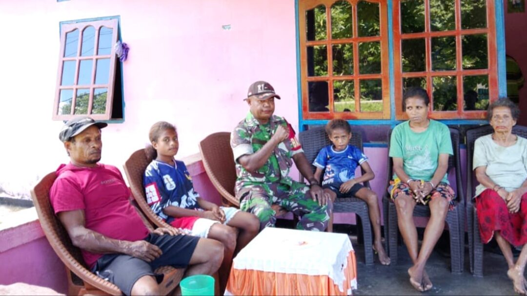 Babinsa Supiori Selatan Jalin Kedekatan dengan Warga Beranjangsana