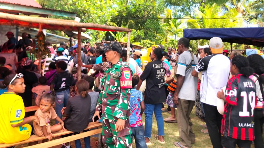 Babinsa Hadiri Tradisi Mas Kawin di Numfor