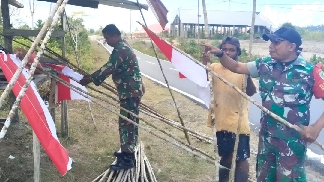 Sambut HUT Ke-81 RI, Babinsa dan Warga Gotong-Royong Pasang Bendera Merah Putih