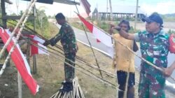 Sambut HUT Ke-81 RI, Babinsa dan Warga Gotong-Royong Pasang Bendera Merah Putih