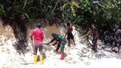 Babinsa Numfor Gotong-Royong Bersama Jemaat Bangun Pagar Gereja di Kampung Yenbeba