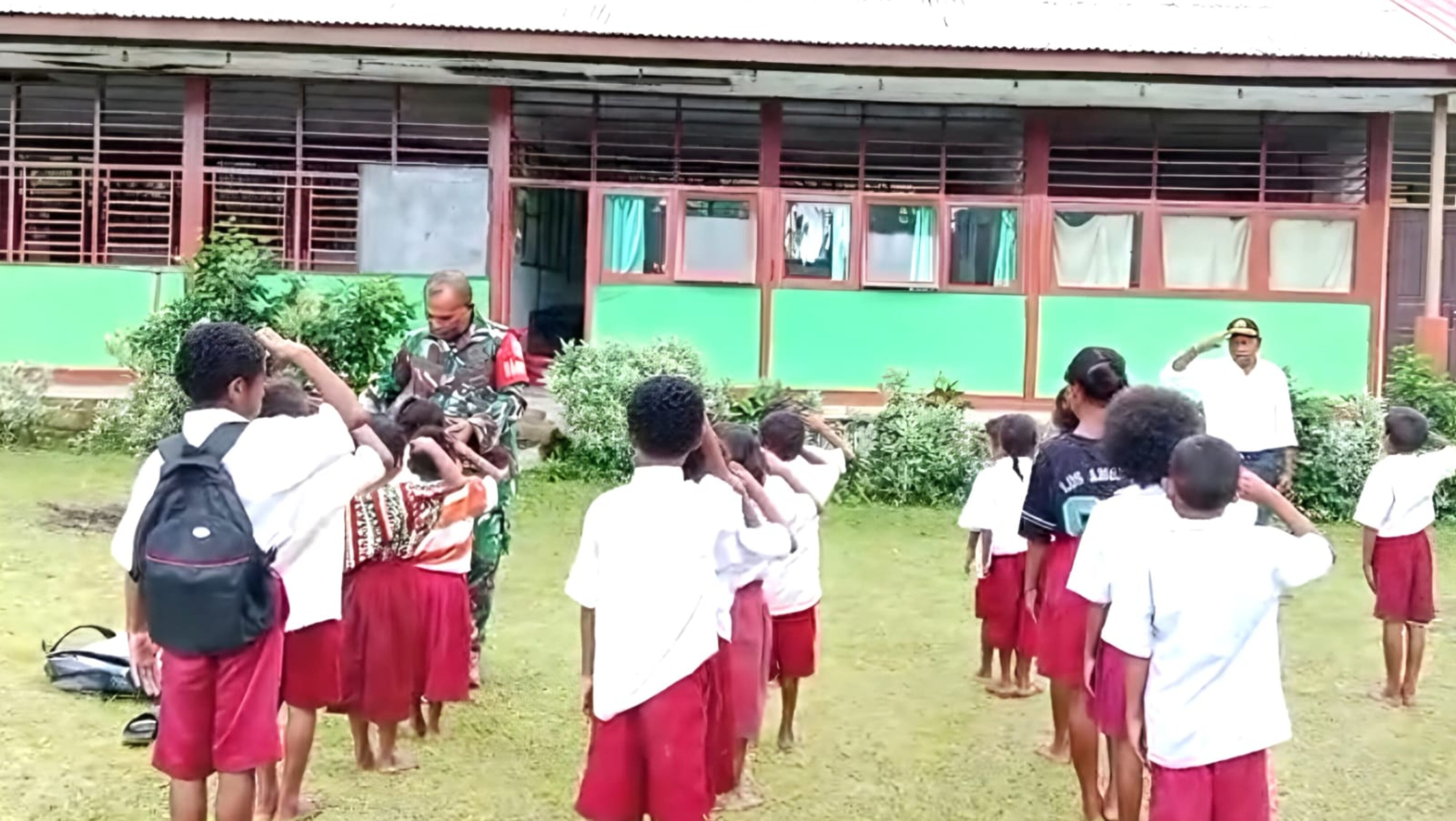 Babinsa Latih Karakter Murid SD Inpres Sarwa Lewat PBB