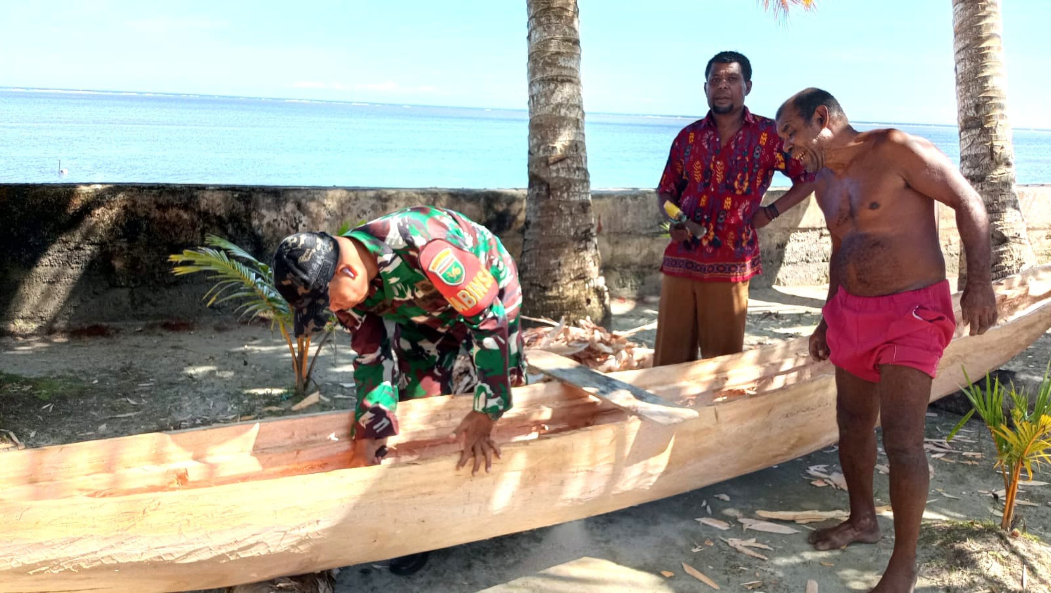 Babinsa Numfor Komsos Bersama Masyarakat Nelayan di Kampung Kameri