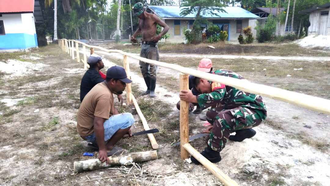 Sambut HUT Ke-81 RI, Babinsa dan Warga Gotong-Royong Buat Pagar Jalan