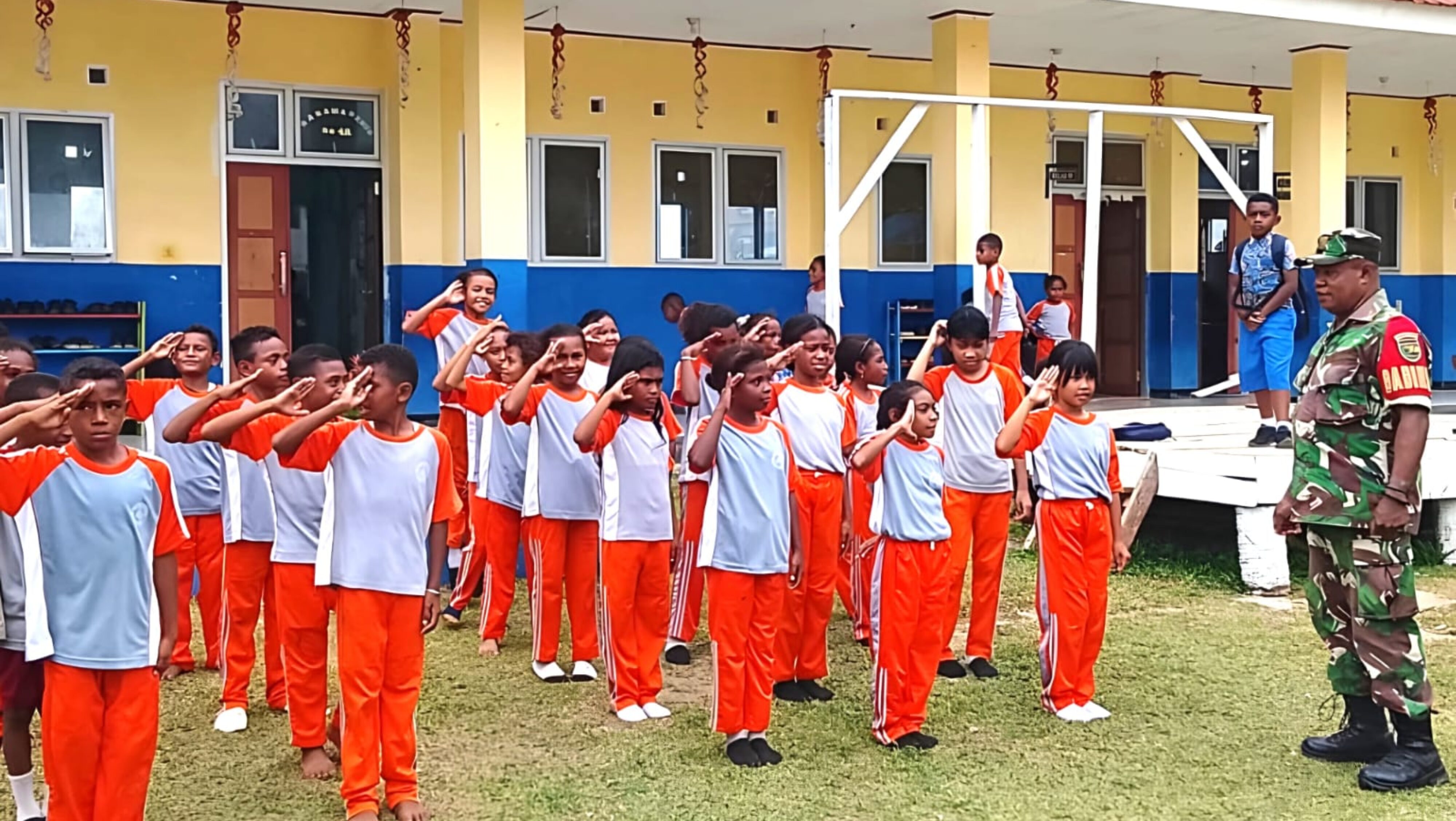 Babinsa Latih Disiplin Anak Sekolah