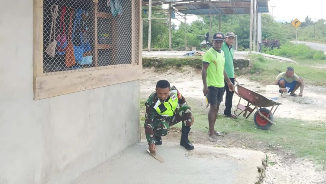 Babinsa Bantu Cor Lantai Kios Warga