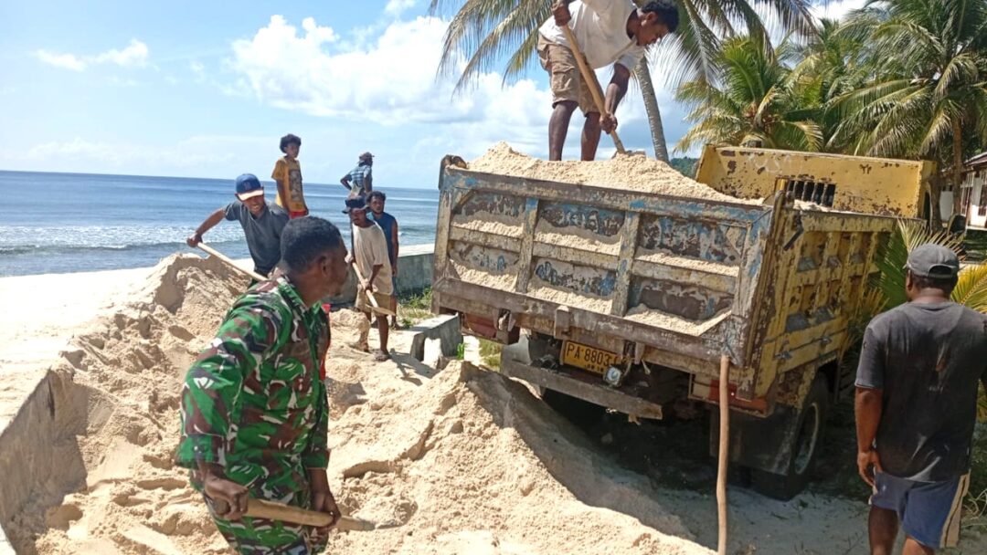 Babinsa Warsa Karya Bakti Muat Pasir dalam Truk untuk Pembangunan Gereja