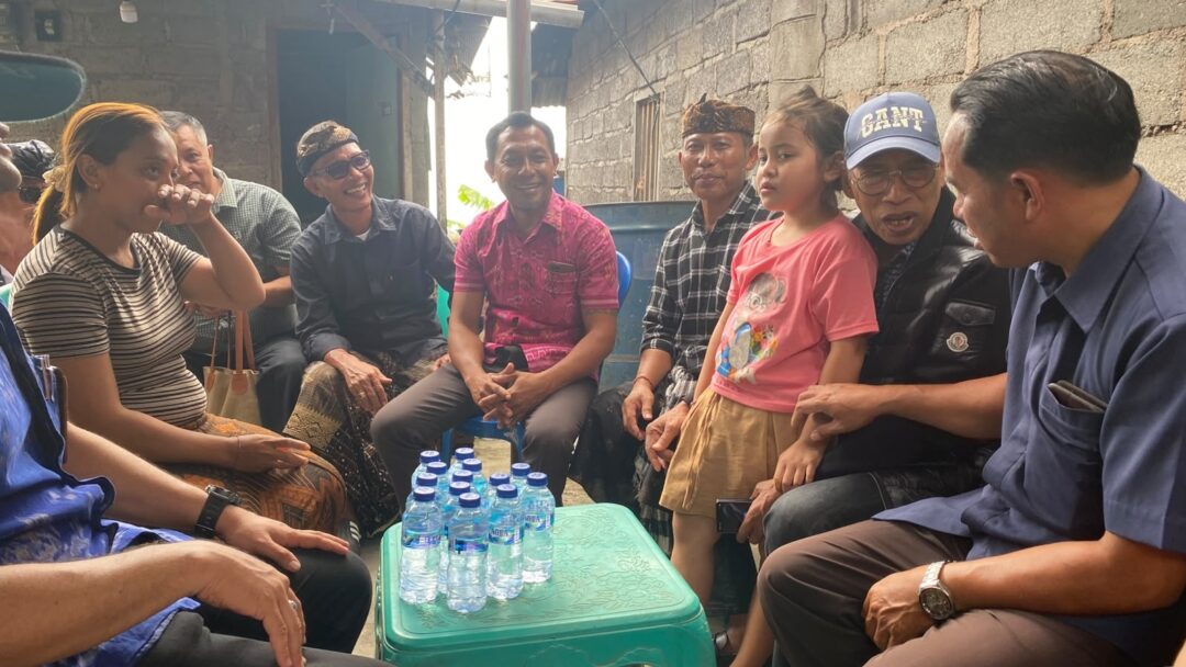 Sambangi Rumah Korban Pengeroyokan, Wayan Sudirta Minta Polisi Cepat & Adil