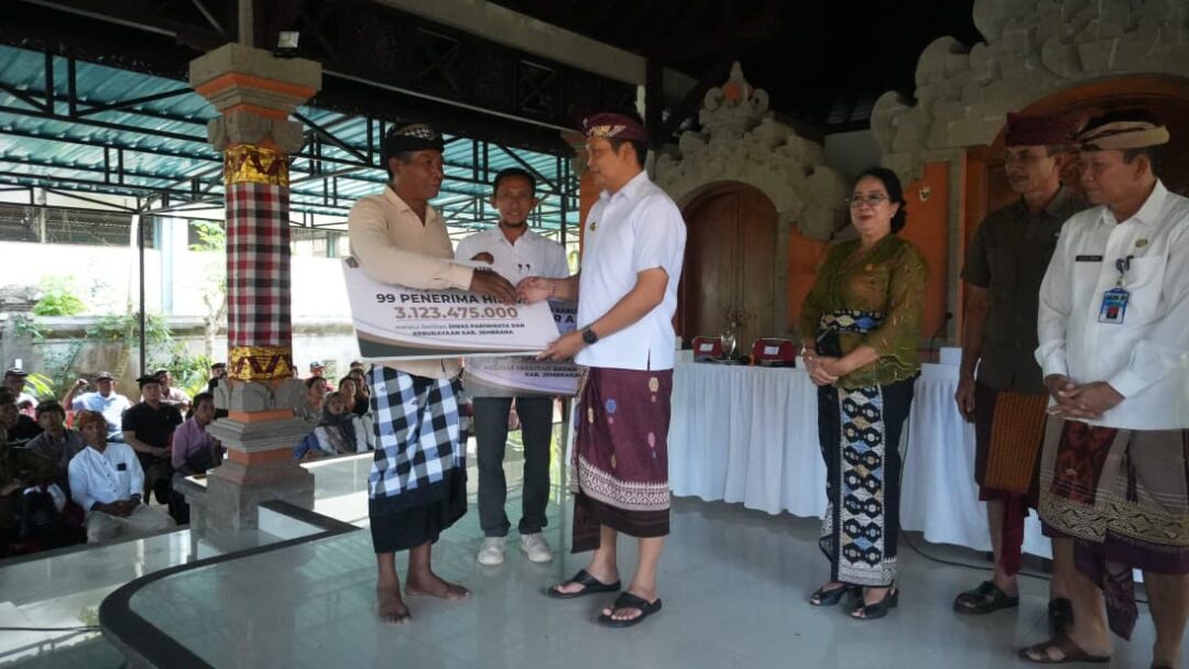 Salurkan Dana Hibah, Bupati Kembang Tekankan Akuntabilitas Dan Swadaya Masyarakat