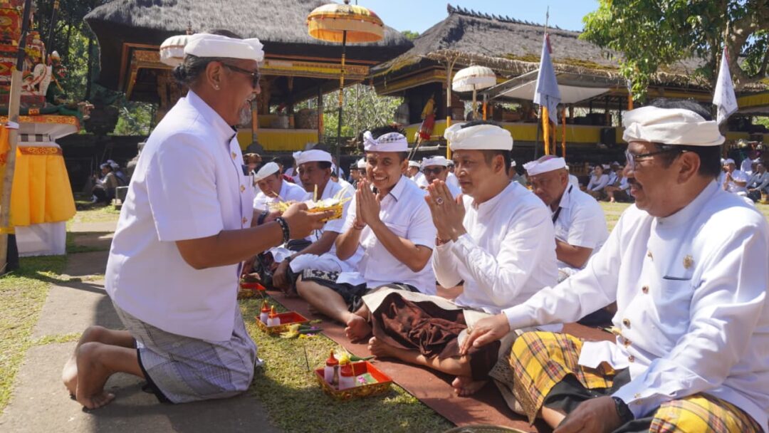 Pemkab Jembrana Gelar Bhakti Penganyar Di Pura Mandara Giri Semeru Agung