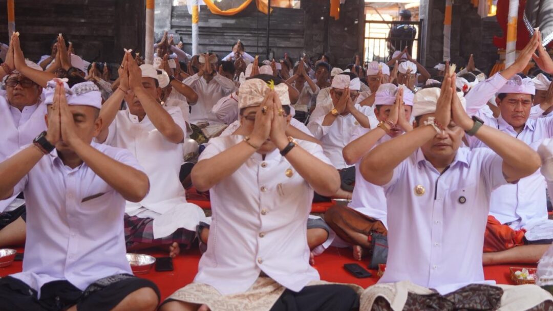 Bupati Kembang Dampingi Wagub Giri Prasta Ngupasaksi Karya Agung Mupuk Pedagingan Lan Ngenteg Linggih Pura Desa Lan Puseh Desa Adat Pangyangan