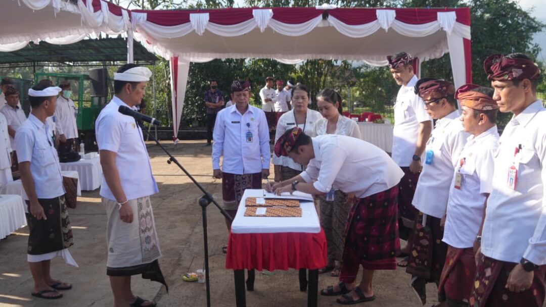 Gunakan Sistem Manajemen Talenta Untuk Pertama Kali, Bupati Kembang Lantik 5 Kepala OPD Di TPA Peh