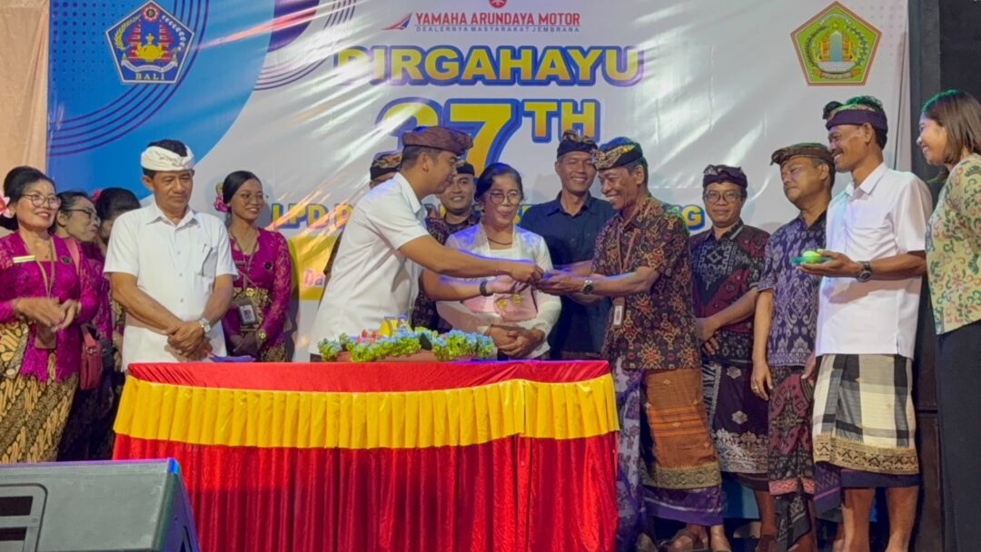 HUT Ke-37 LPD Desa Adat Berangbang Berlangsung Meriah, Diwarnai Penyerahan Hadiah 2 Unit Sepeda Motor, Dana Punia Dan Pemotongan Tumpeng