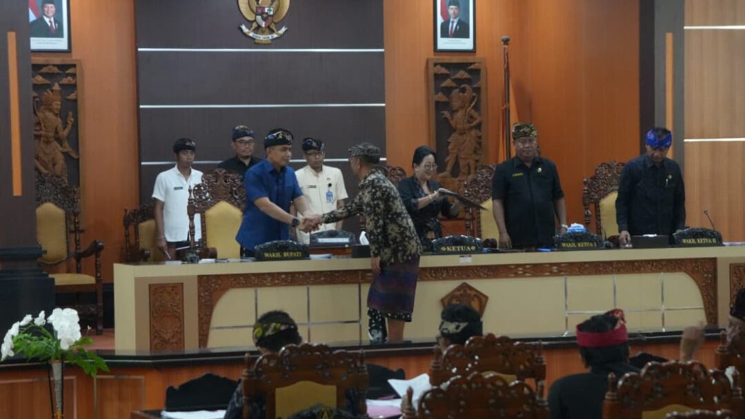 Wabup Ipat Sampaikan Pendapat Ranperda Inisiatif DPRD