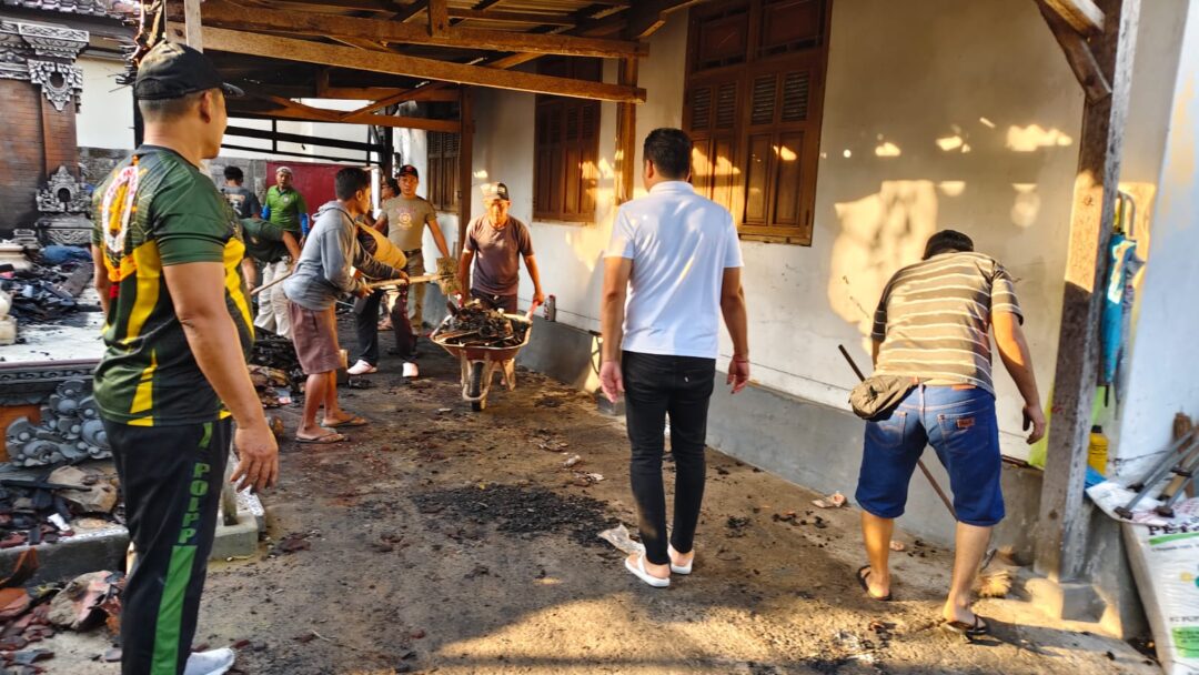 Bupati Kembang Sambangi Korban Kebakaran Di Pekutatan