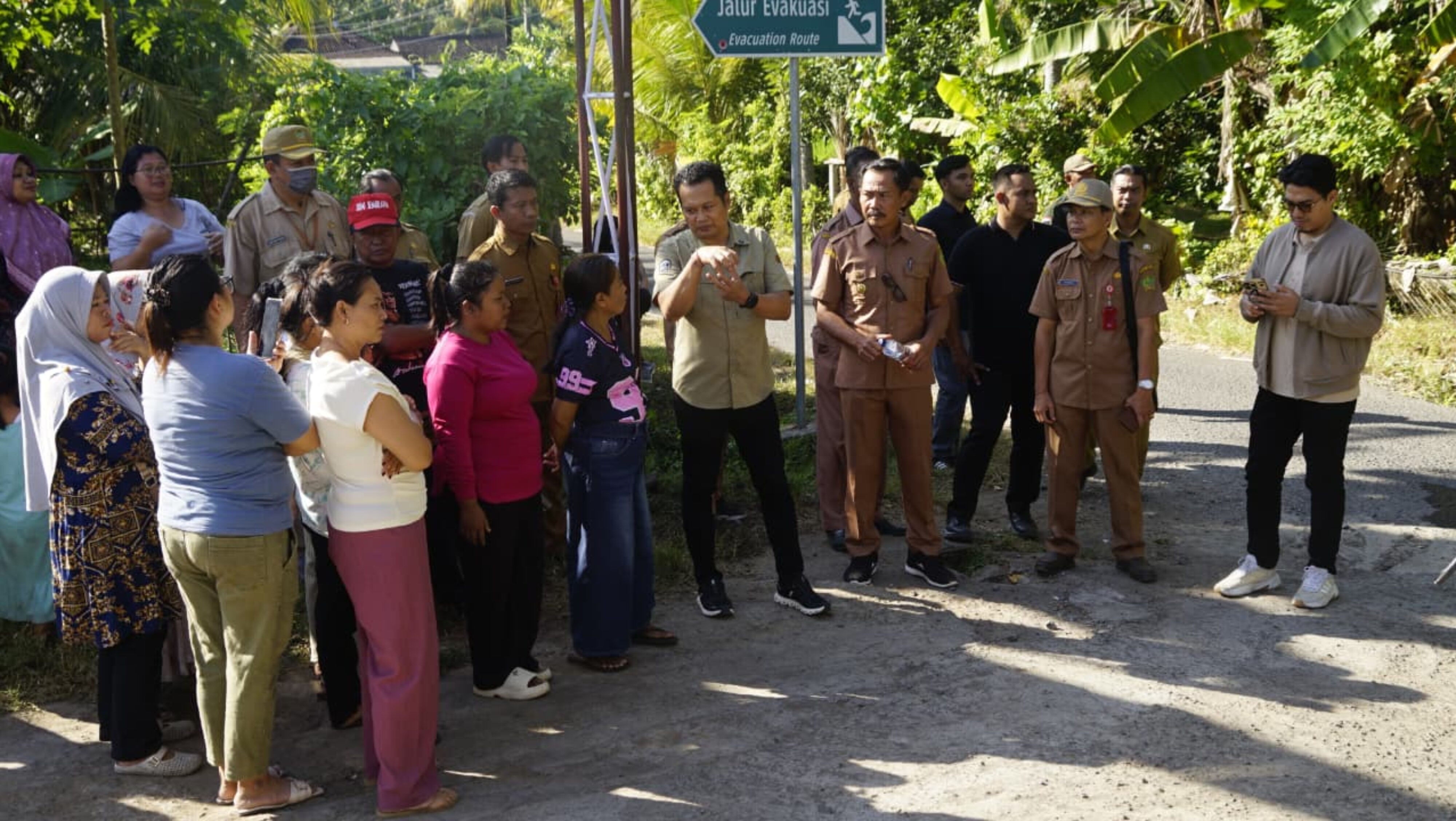 Cek Rabat Beton & Hotmix di Banyubiru, Bupati Kembang Hartawan Pastikan Jalan Mulus Untuk Warga