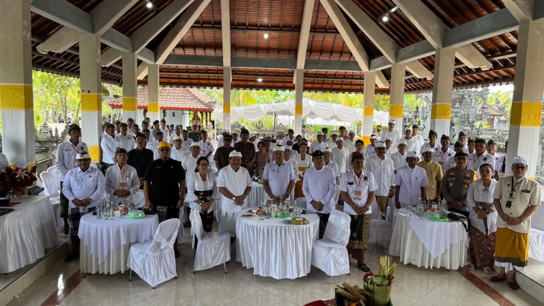 Bupati Hingga Kepala OPD Kompak Hadiri Pengukuhan Bendesa Adat Dauhwaru