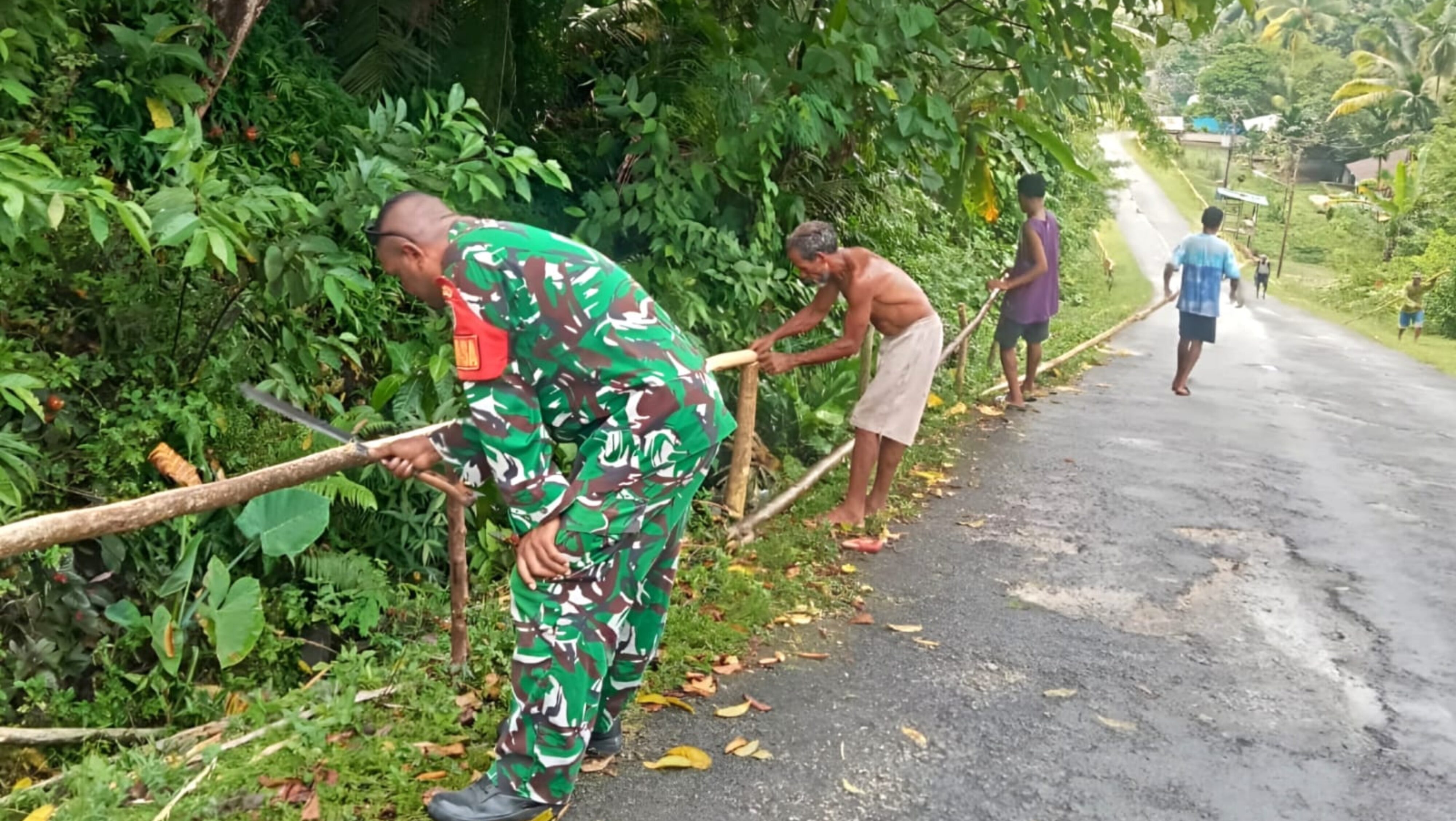 Sambut HUT RI, Babinsa Bersama Warga Buat Pagar Kampung Napdori