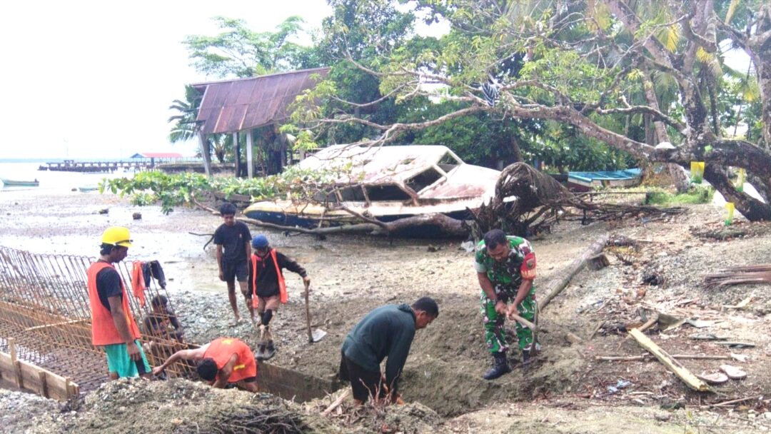 Babinsa Supiori Selatan Bantu Pembangunan Kampung Nelayan