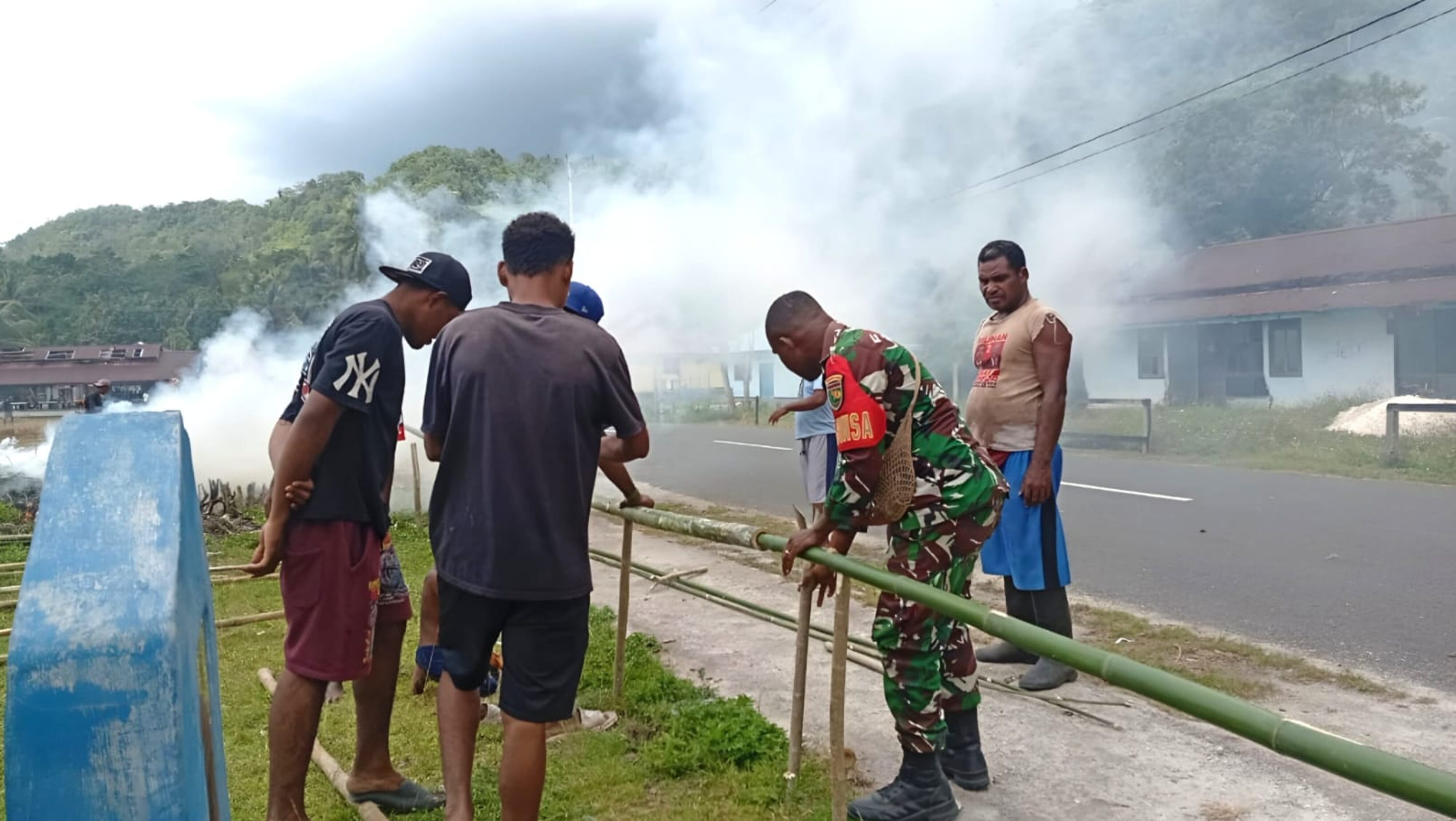 Babinsa Bantu Buat Pagar Kantor Kampung Maniri