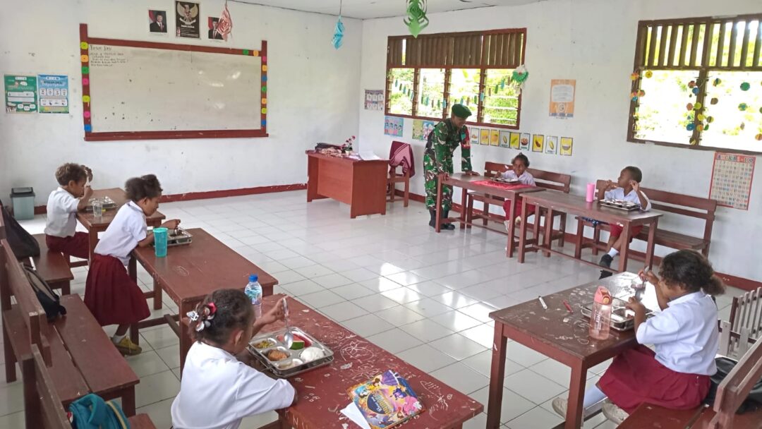 Babinsa Biak Kota Dampingi Pendistribusian MBG di SDN Samau