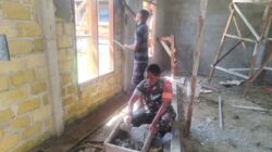 Babinsa Supiori Selatan Bantu Percepatan Pembangunan TK