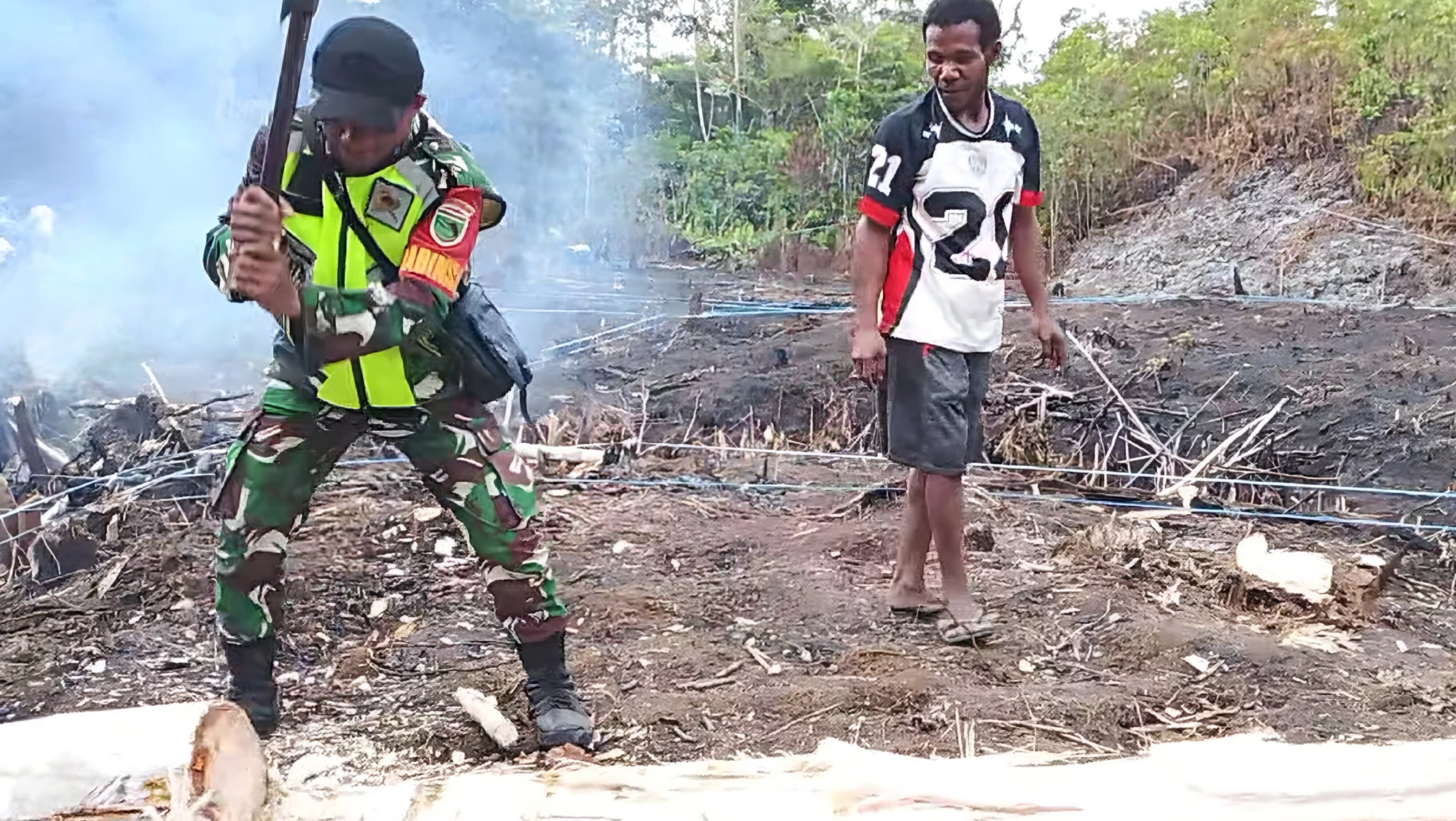 Babinsa Biak Barat Bantu Warga Belah Pohon Palem untuk Lantai Pondok Kebun