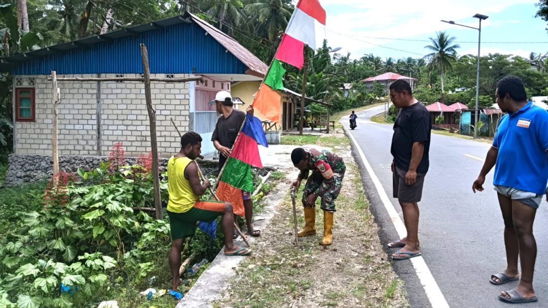 Sambut HUT Ke-81 RI, Babinsa dan Warga Gotong-Royong Pasang Umbul-Umbul