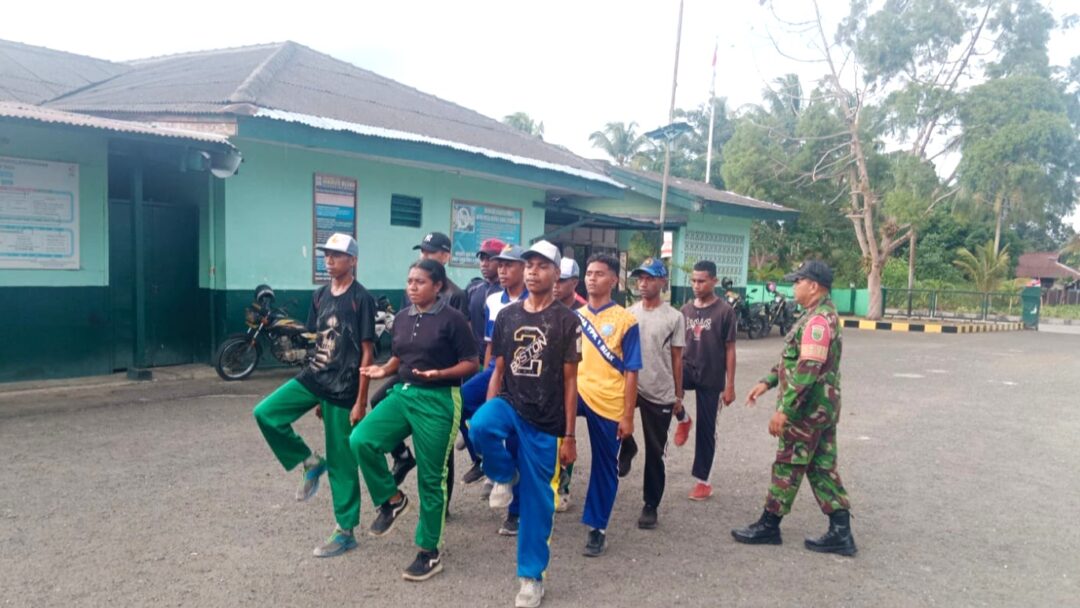 Babinsa Biak Kota Latih Calon Paskibraka Distrik Samofa