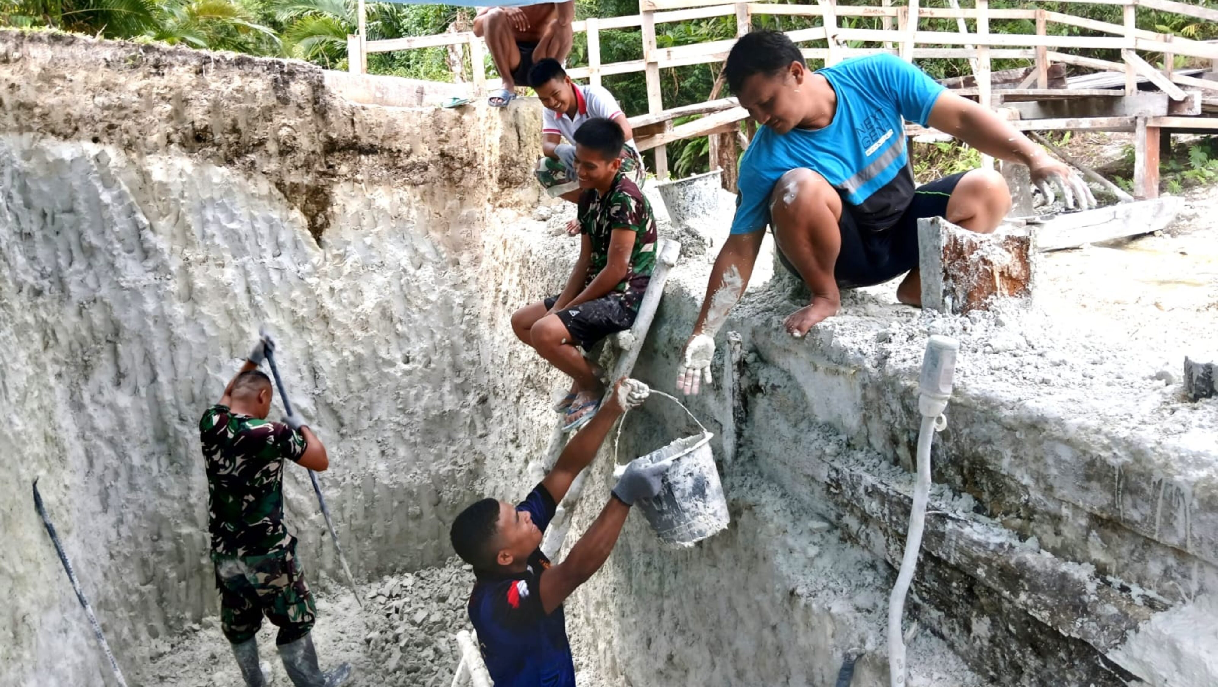 Karang Keras Tak Halangi Semangat Prajurit Kodim 1708/BN Membangun Jembatan