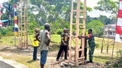 Sambut HUT Ke-81 RI, Babinsa Biak Timur Bersama Warga Karya Bakti Buat Gapura